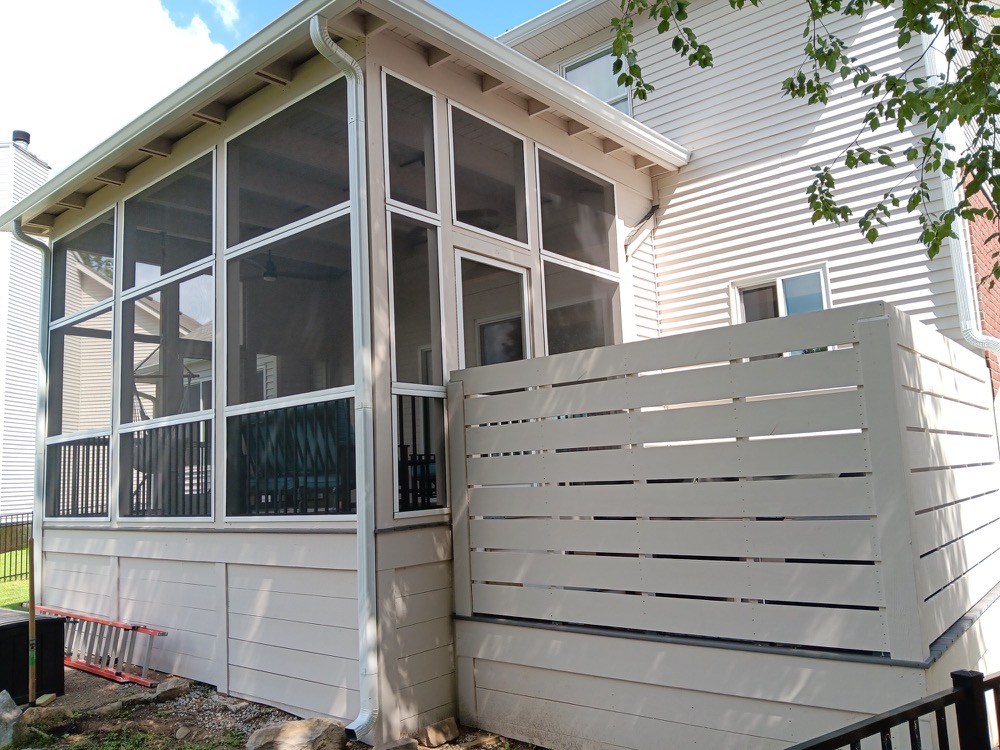 Side view of a Southpine Design screened porch with tall panels and a horizontal privacy wall
